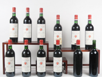 Vente aux enchères 12 BOUTEILLES CHÂTEAU POUJEAUX MOULIS - 1975 - BG/1 SE/1 SE et CAPS AB