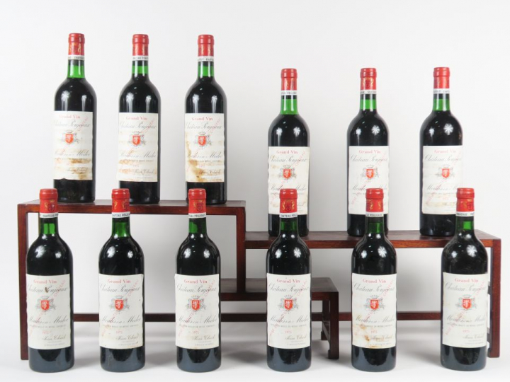 12 BOUTEILLLES CHÂTEAU POUJEAUX MOULIS - 1975 - 9 BG/3 LB/2 ELT