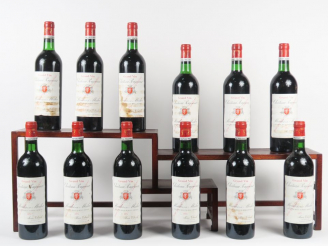 Vente aux enchères 12 BOUTEILLLES CHÂTEAU POUJEAUX MOULIS - 1975 - 9 BG/3 LB/2 ELT