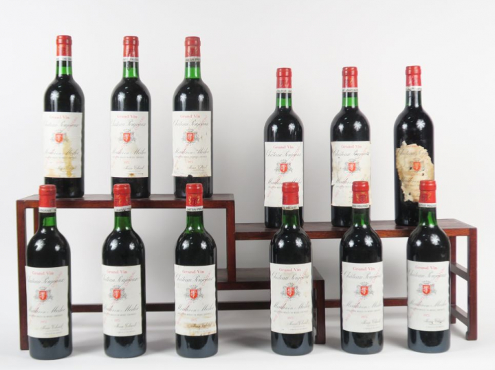 12 BOUTEILLES CHÂTEAU POUJEAUX MOULIS - 1975 - 8 BG/4 LB/1 ETA
