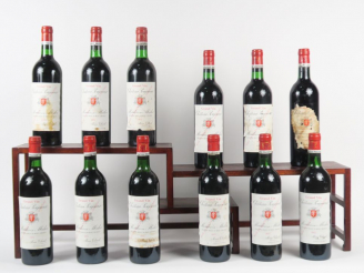 Vente aux enchères 12 BOUTEILLES CHÂTEAU POUJEAUX MOULIS - 1975 - 8 BG/4 LB/1 ETA