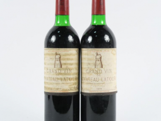 Vente aux enchères 2 BOUTEILLES CHÂTEAU LATOUR 1er GCC PAUILLAC - 1976 - LB/ELF