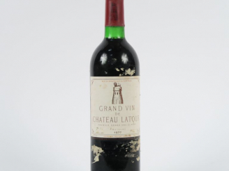 Vente aux enchères 1 BOUTEILLE CHÂTEAU LATOUR 1er GCC PAUILLAC - 1977 - BG