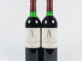 Vente aux enchères 2 BOUTEILLES CHÂTEAU LATOUR 1er GCC PAUILLAC - 1978 - 1 LB/1 HEP