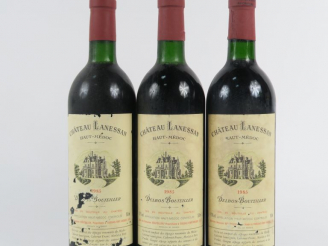 Vente aux enchères 3 BOUTEILLES CHÂTEAU LANESSAN HAUT MEDOC - 1985 - 1 BG/2 LB/1 ELA