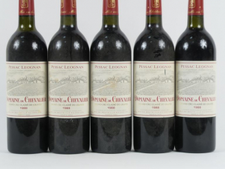 Vente aux enchères 5 BOUTEILLES DOMAINE DE CHEVALIER GCC GRAVES - 1988 - 4 BG/1 LB