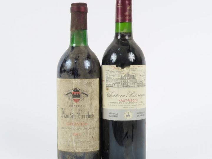 2 BOUTEILLES : 1 CHÂTEAU NAUDIN LARCHEY GRAVES 1982 - 1 CHÂTEAU BARREY