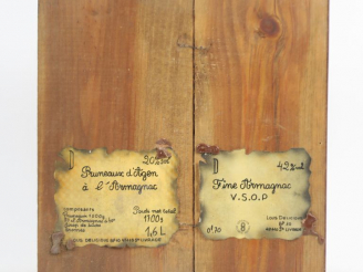 Vente aux enchères 1 COFFRET COMPRENANT : 1 FINE ARMAGNAC VSOP 42° - 1 PRUNEAUX D'AGEN A 