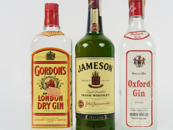 3 BOUTEILLES (1 L) : 1 WHISKY JAMESON - 1 GIN GORDON'S - 1 GIN OXFORD