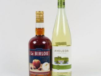 Vente aux enchères 2 BOUTEILLES : 1 LIQUEUR DE CHATAIGNE LE BIRLOU - 1 VINHO VERDE AVELED