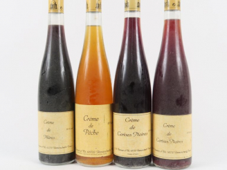 Vente aux enchères 4 BOUTEILLES CRÈMES J.B. THOMANN : 2 CERISES NOIRE - 1 PÊCHE - 1 MÛRE