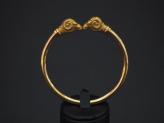Vente aux enchères Bracelet jonc en or jaune, les extrémités à décor de têtes de béliers 