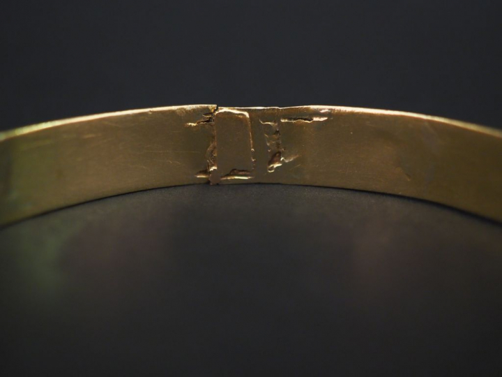 Bracelet jonc trois tons d’or, à décor de filigranes. Diam. 6,3 cm Lar
