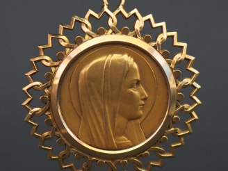 Vente aux enchères Grande médaille en or jaune, figurant la Sainte Vierge de profile.  Jo