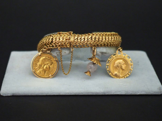 Vente aux enchères 	Bracelet souple en or jaune, maille américaine, à décor de trois pend