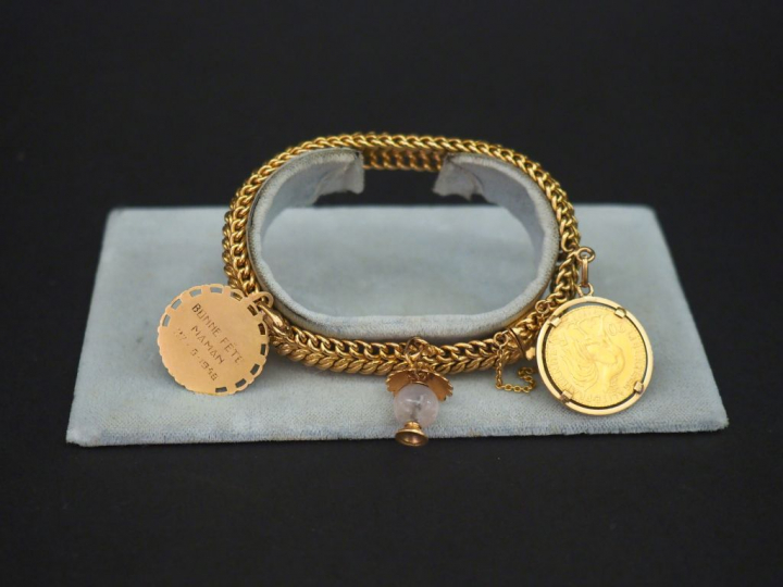 	Bracelet souple en or jaune, maille américaine, à décor de trois pend