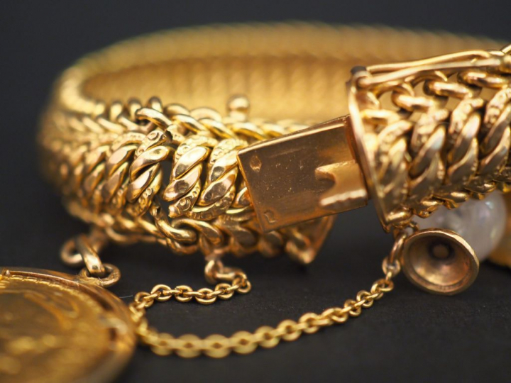 	Bracelet souple en or jaune, maille américaine, à décor de trois pend