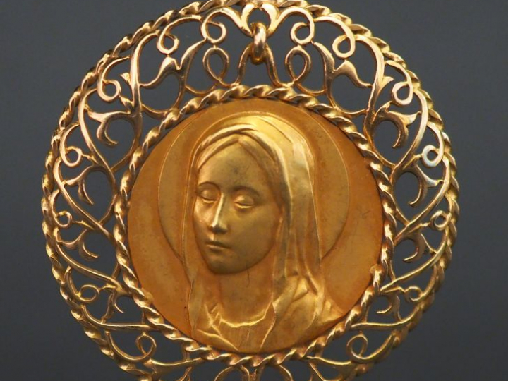 Grande médaille religieuse en or jaune, figurant la Sainte Vierge.  Jo