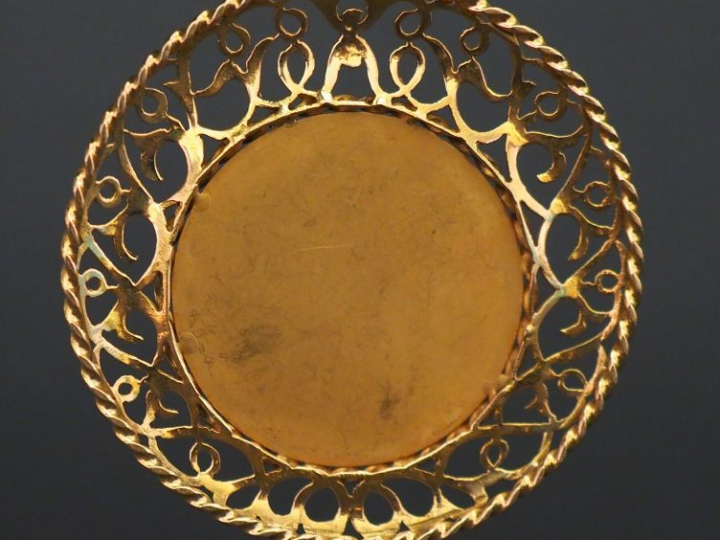 Grande médaille religieuse en or jaune, figurant la Sainte Vierge.  Jo