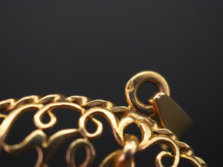 Grande médaille religieuse en or jaune, figurant la Sainte Vierge.  Jo