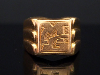 Vente aux enchères Bague chevalière d’homme en or jaune, à décor de monogramme. TDD. 64 P