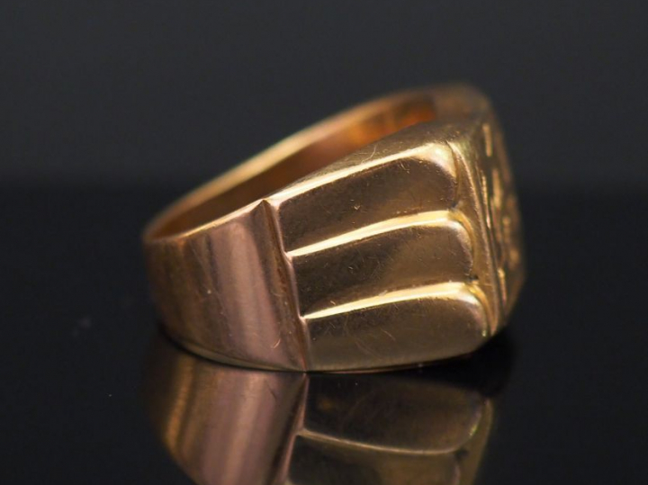 Bague chevalière d’homme en or jaune, à décor de monogramme. TDD. 64 P