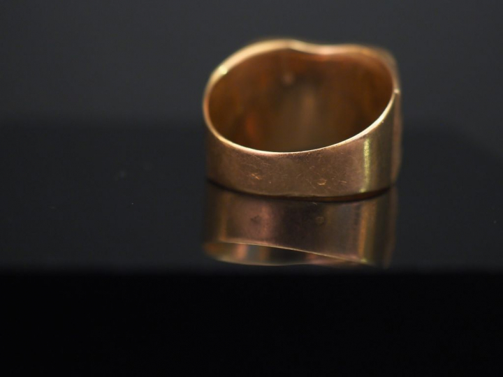 Bague chevalière d’homme en or jaune, à décor de monogramme. TDD. 64 P