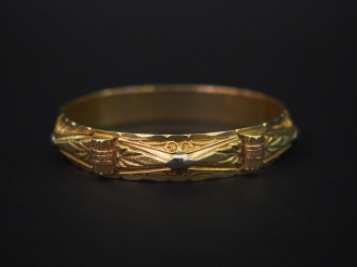 Vente aux enchères Bracelet jonc trois tons d’or de style Afrique du Nord.  Diam. 6,3 cm 