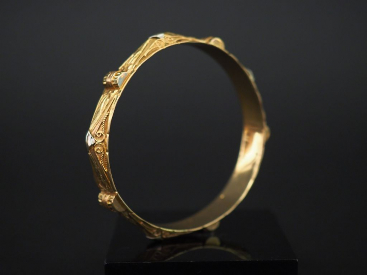 Bracelet jonc trois tons d’or de style Afrique du Nord.  Diam. 6,3 cm 
