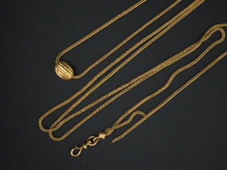 Vente aux enchères 	Giletière en or jaune, maille tressée. Poids. 26,49 g (accidentée)