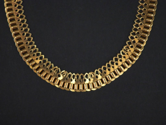 Vente aux enchères Collier souple en or jaune, à décor ajouré. Long. 42,5 cm Larg. 1,3 cm