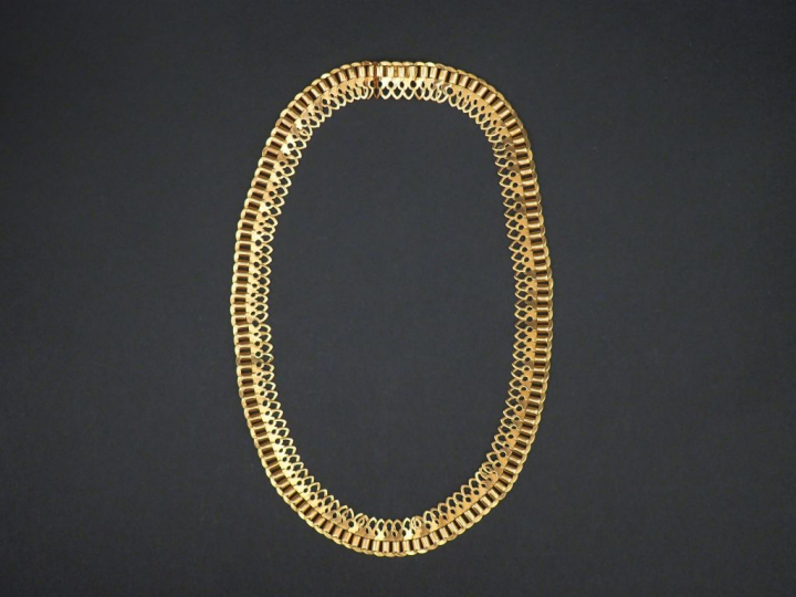 Collier souple en or jaune, à décor ajouré. Long. 42,5 cm Larg. 1,3 cm