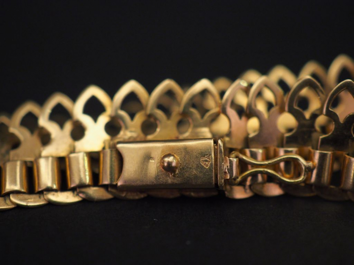 Collier souple en or jaune, à décor ajouré. Long. 42,5 cm Larg. 1,3 cm