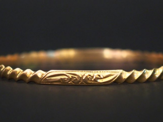 Vente aux enchères 	Bracelet jonc en or jaune, à décor de cotes torses et motifs abstrait
