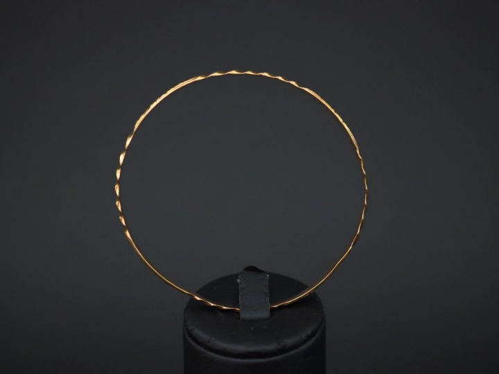 	Bracelet jonc en or jaune, à décor de cotes torses et motifs abstrait