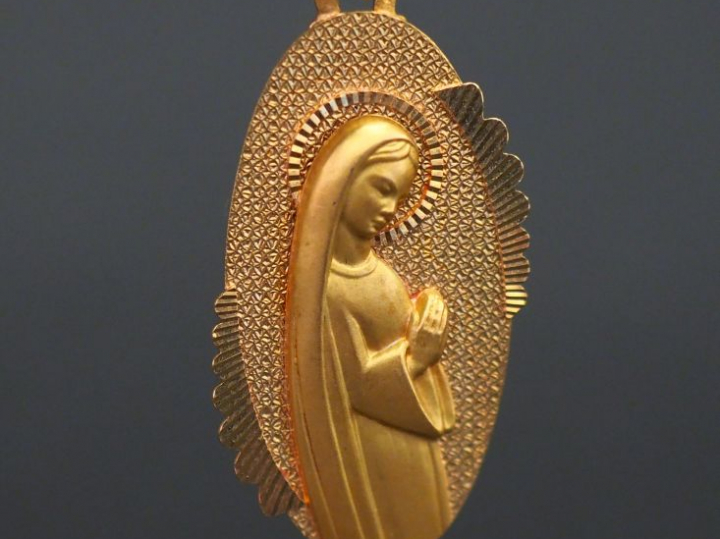 Médaille religieuse ovale en or jaune, figurant la Sainte Vierge les m