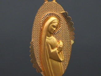 Vente aux enchères Médaille religieuse ovale en or jaune, figurant la Sainte Vierge les m
