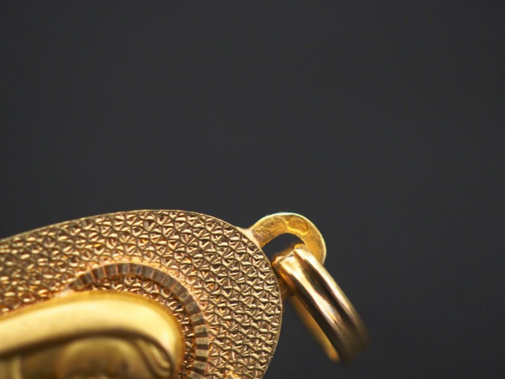 Médaille religieuse ovale en or jaune, figurant la Sainte Vierge les m