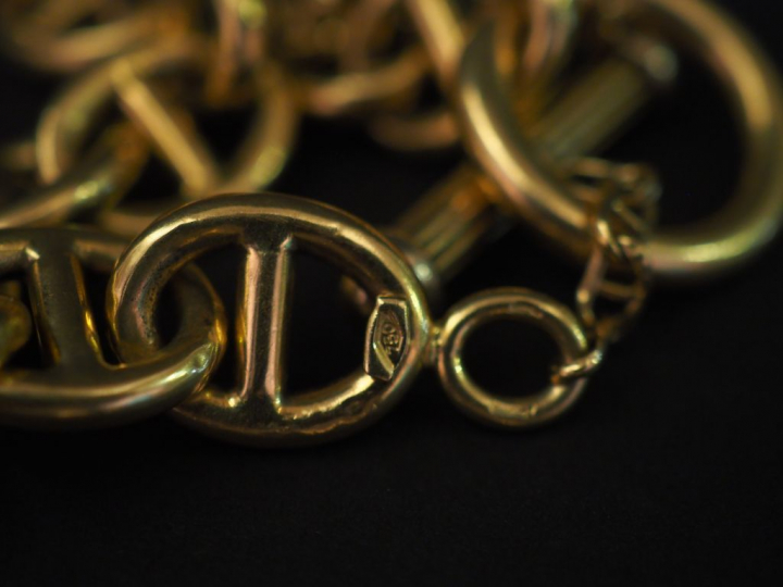 Bracelet articulé en or jaune, maille marine. Chainette de sécurité. L