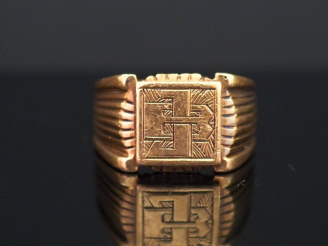 Vente aux enchères Bague chevalière en or jaune, à décor de monogramme. TDD. 57 1/2 Poids