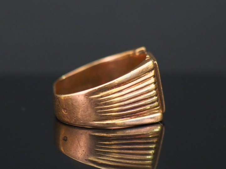 Bague chevalière en or jaune, à décor de monogramme. TDD. 57 1/2 Poids