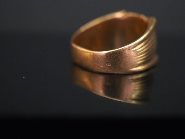 Bague chevalière en or jaune, à décor de monogramme. TDD. 57 1/2 Poids