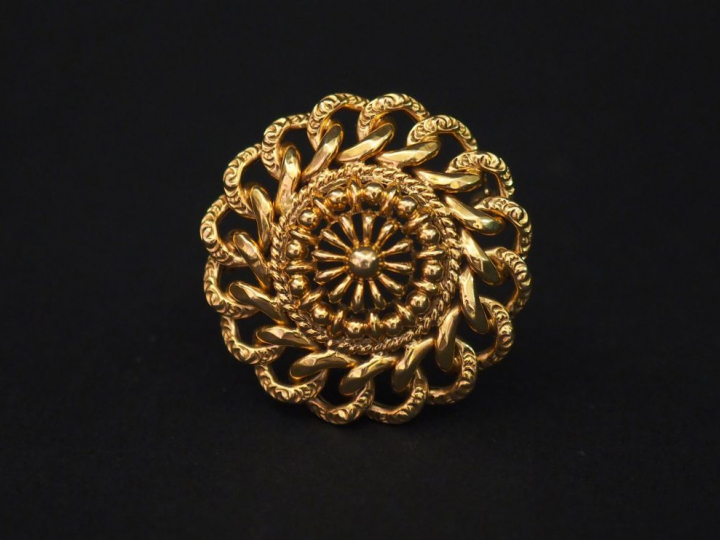Broche circulaire Napoléon III en or jaune, à décor ajouré d’anneaux e