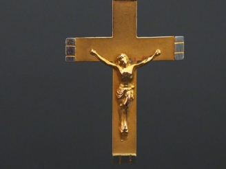 Vente aux enchères Pendentif en forme de croix deux tons d’or. 2,8 x 1,9 cm Poids. 1,18 g