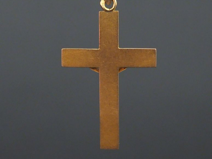 Pendentif en forme de croix deux tons d’or. 2,8 x 1,9 cm Poids. 1,18 g