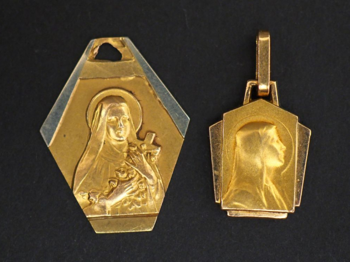 Médaille religieuse deux tons d’or de forme hexagonale figurant Sainte