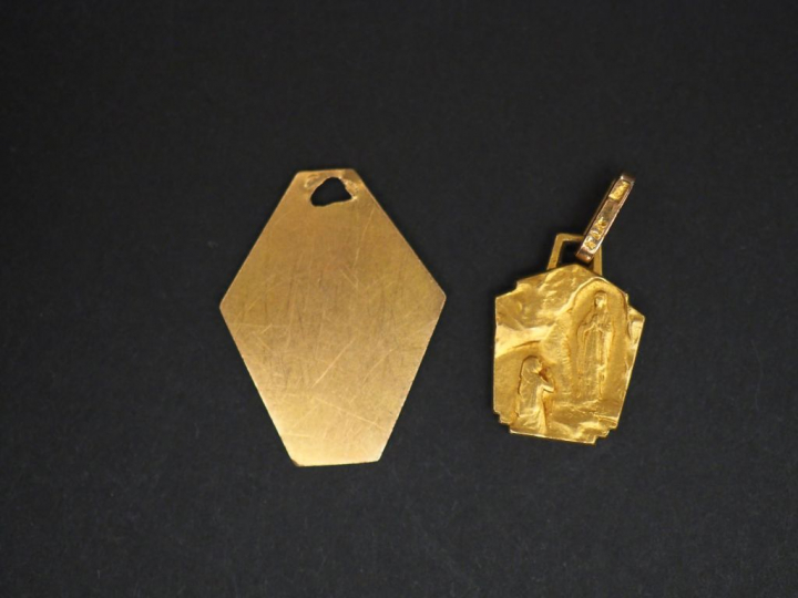 Médaille religieuse deux tons d’or de forme hexagonale figurant Sainte