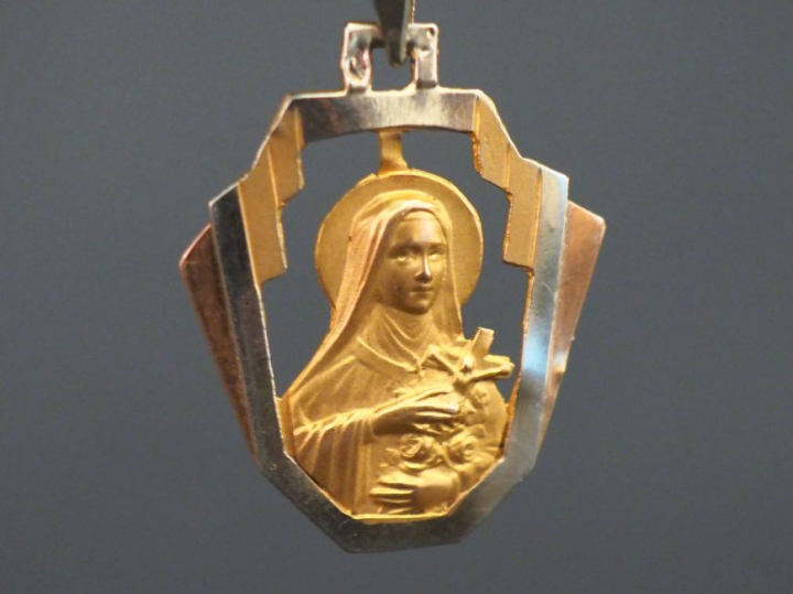 Médaille religieuse ajourée de style Art déco trois tons d’or, figuran