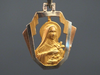 Vente aux enchères Médaille religieuse ajourée de style Art déco trois tons d’or, figuran