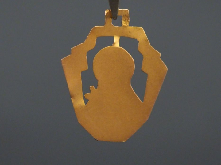 Médaille religieuse ajourée de style Art déco trois tons d’or, figuran